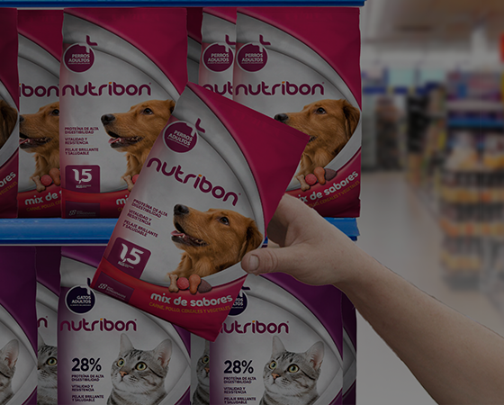 gondola con bolsas de alimento para perros y alimento para mascotas nutribon